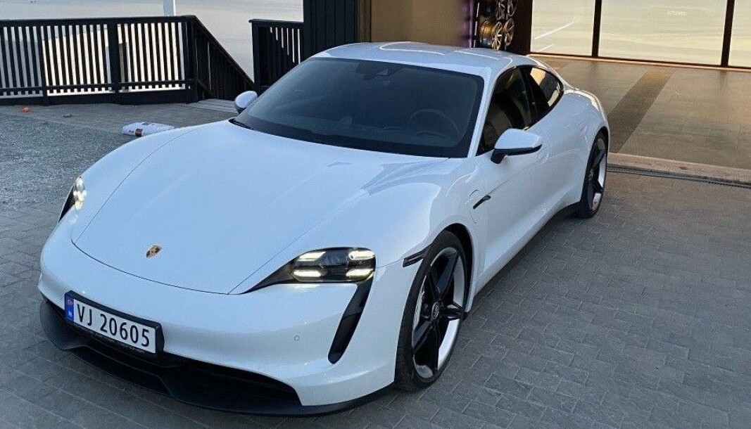<b>SJEKK SKILTET:</b> Porsche Taycan-eieren valgte helt bevisst fossilbilskilt. <b>SJEKK SKILTET:</b> Porsche Taycan-eieren valgte helt bevisst fossilbilskilt.