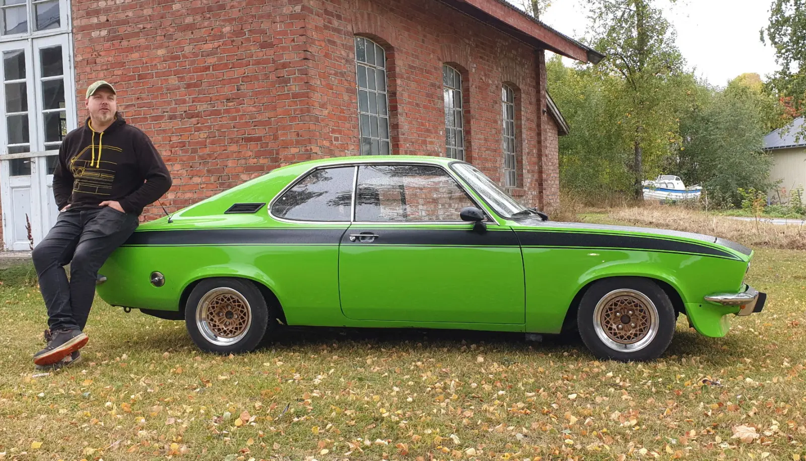 <b>SJEKK FARGEKODEN:</b> Bjørne Harry Olsen gjør hjemstedet Toten tøffere med Opel Manta, som bare er én av omlag et dusin biler han har på tomta, som er produsert hos den tyske fabrikken i Rüsselsheim. <b>SJEKK FARGEKODEN:</b> Bjørne Harry Olsen gjør hjemstedet Toten tøffere med Opel Manta, som bare er én av omlag et dusin biler han har på tomta, som er produsert hos den tyske fabrikken i Rüsselsheim.