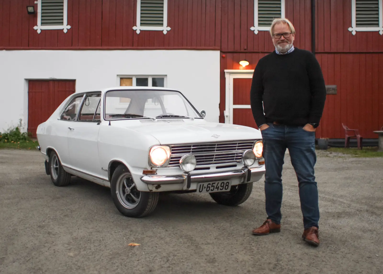 <b>OPEL ALLTID, UANSETT:</b> Stein Pettersen har vokst opp med Opel, lever med Opel og jobber med Opel. Opels PR- og informasjonssjef ruser rundt i sin Kadett Fastback når han ikke er på jobb hos importøren Bertel O. Steen i Lørenskog. <b>OPEL ALLTID, UANSETT:</b> Stein Pettersen har vokst opp med Opel, lever med Opel og jobber med Opel. Opels PR- og informasjonssjef ruser rundt i sin Kadett Fastback når han ikke er på jobb hos importøren Bertel O. Steen i Lørenskog.