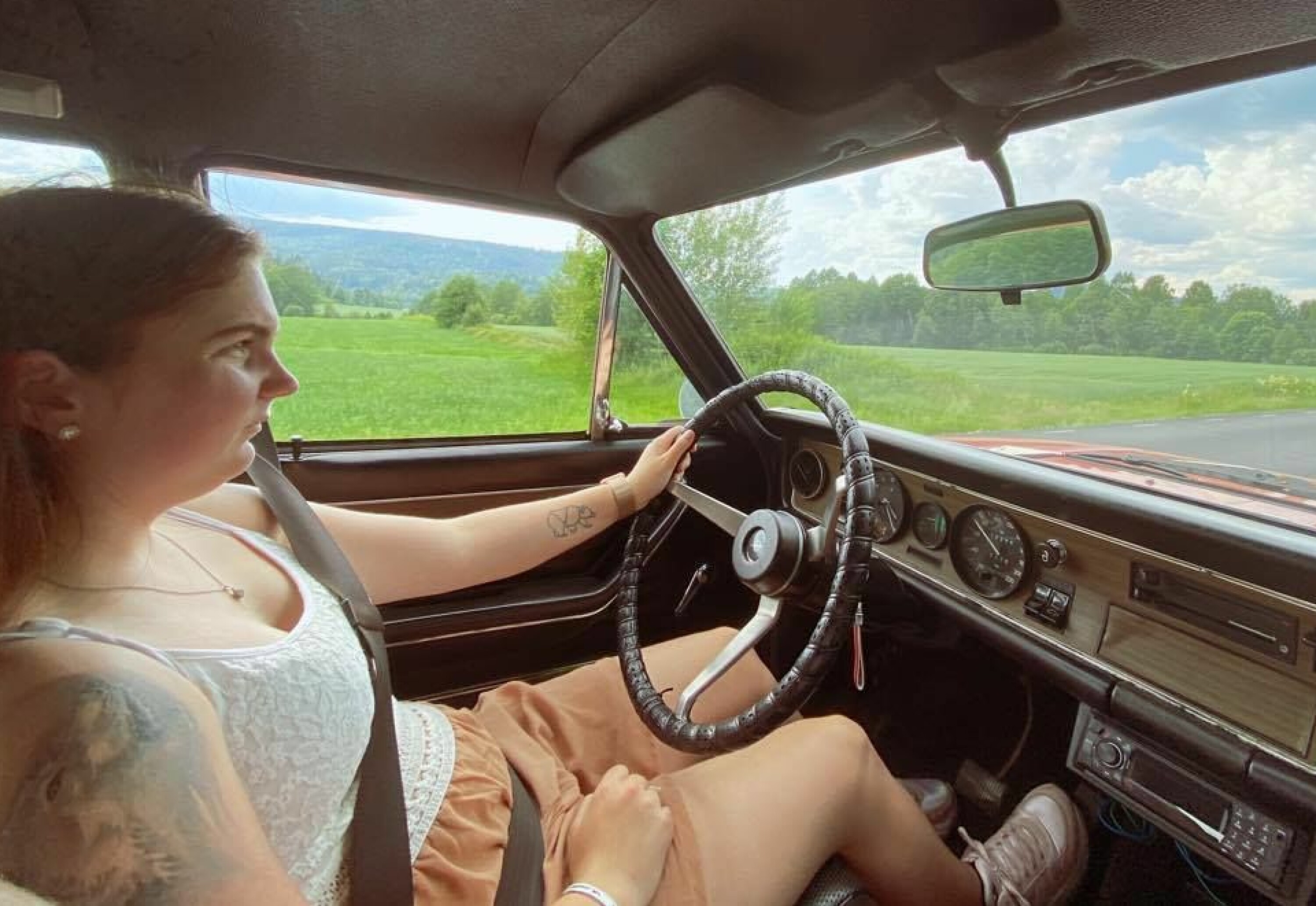 UTE PÅ TUR: – Å kjøre med pappa er selvsagt veldig hyggelig. Men det er noe helt annet å komme til – for eksempel – et biltreff i egen bil, sier Vanja Nygård, her bak rattet i sin Opel Commodore.