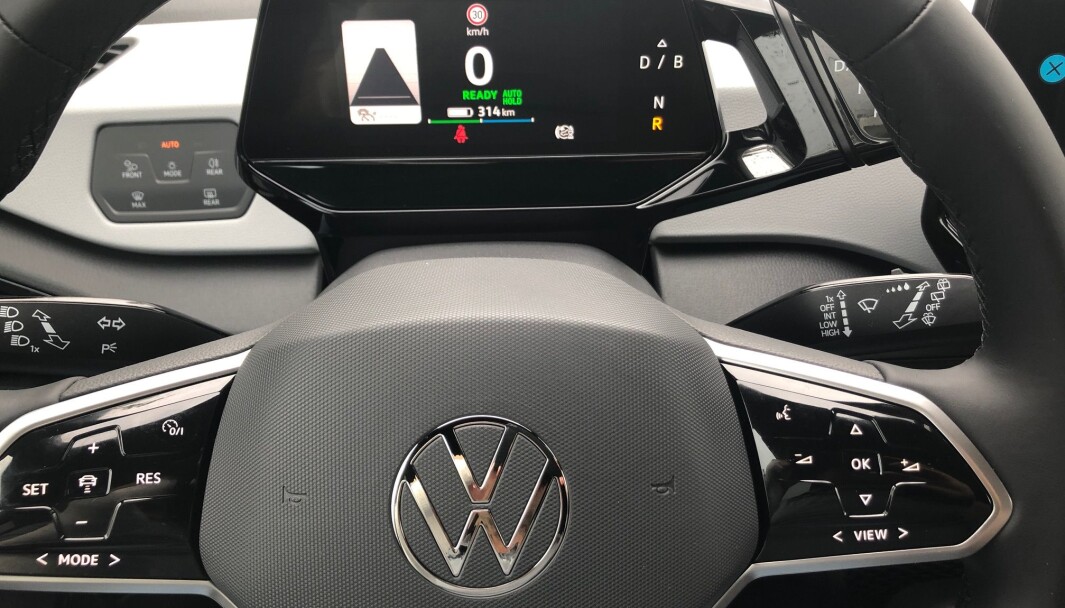 FØRERSTØTTETRØBBEL: Instrumentpanelet i en VW ID.3 med skiltgjenkjenning. Funksjonaliteten er upålitelig. FØRERSTØTTETRØBBEL: Instrumentpanelet i en VW ID.3 med skiltgjenkjenning. Funksjonaliteten er upålitelig.