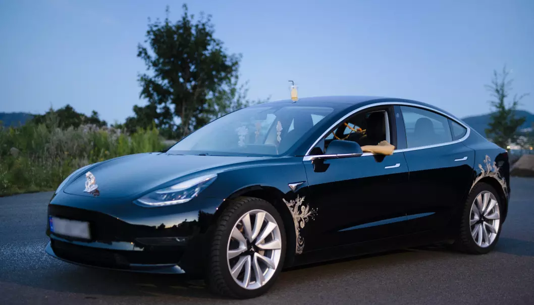 KUNSTUTSTILLING: Denne Tesla Model 3 er arena for en høyst spesiell kunstutstilling.