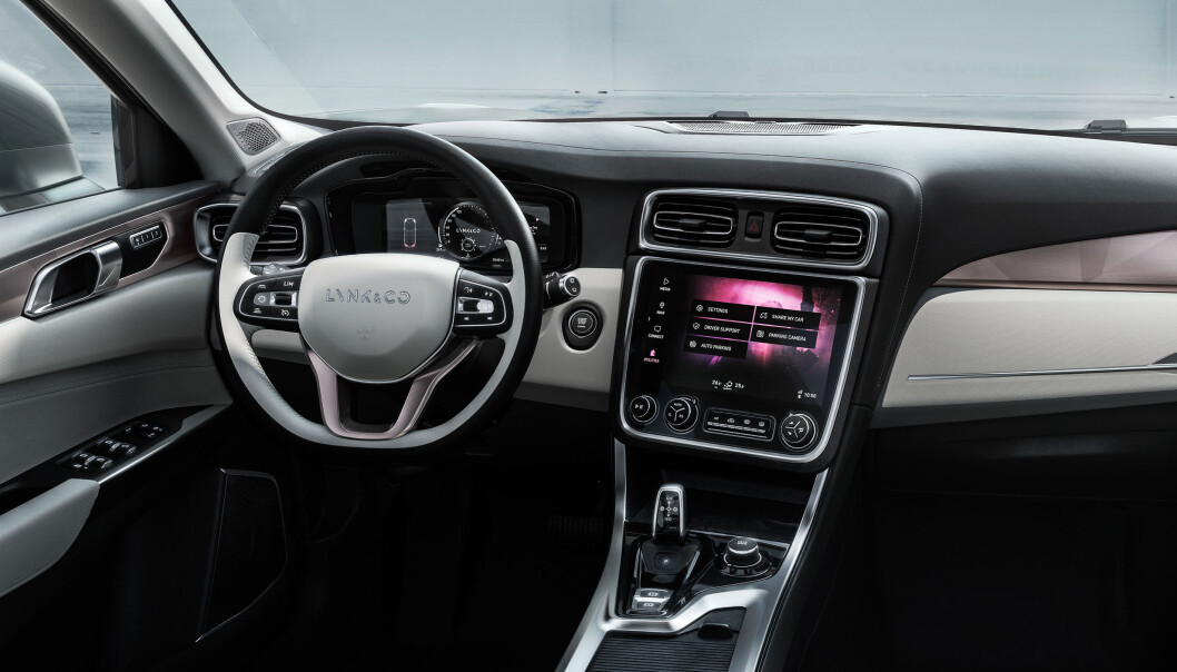 <span class=" font-weight-bold" data-lab-font_weight_desktop="font-weight-bold">KVALITET: </span>Redaktøren i Auto Motor & Sport håper for Volvos del at blant annet interiørkvaliteten kan forsvare deler av prisdifferansen mellom Lynk og Volvo. <span class=" font-weight-bold" data-lab-font_weight_desktop="font-weight-bold">KVALITET: </span>Redaktøren i Auto Motor & Sport håper for Volvos del at blant annet interiørkvaliteten kan forsvare deler av prisdifferansen mellom Lynk og Volvo.
