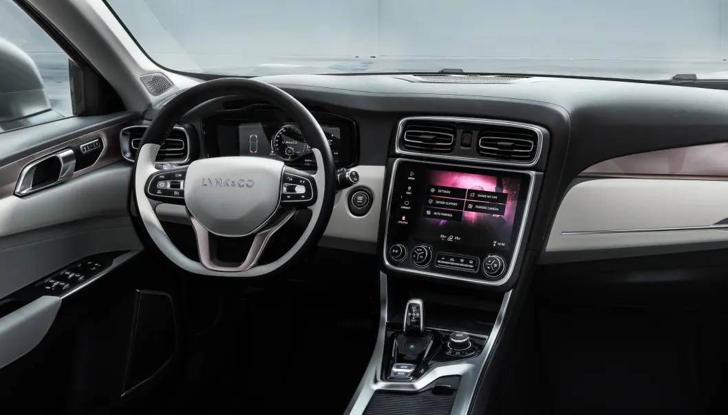 <span class=" font-weight-bold" data-lab-font_weight_desktop="font-weight-bold">KVALITET: </span>Redaktøren i Auto Motor & Sport håper for Volvos del at blant annet interiørkvaliteten kan forsvare deler av prisdifferansen mellom Lynk og Volvo. <span class=" font-weight-bold" data-lab-font_weight_desktop="font-weight-bold">KVALITET: </span>Redaktøren i Auto Motor & Sport håper for Volvos del at blant annet interiørkvaliteten kan forsvare deler av prisdifferansen mellom Lynk og Volvo.