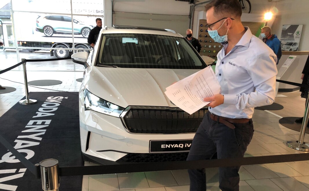 VISER ENYAQ: Skoda-selgere over hele landet er i sving. Her Tom Roger Steen på Skaansar Auto på Lillehammer. VISER ENYAQ: Skoda-selgere over hele landet er i sving. Her Tom Roger Steen på Skaansar Auto på Lillehammer.