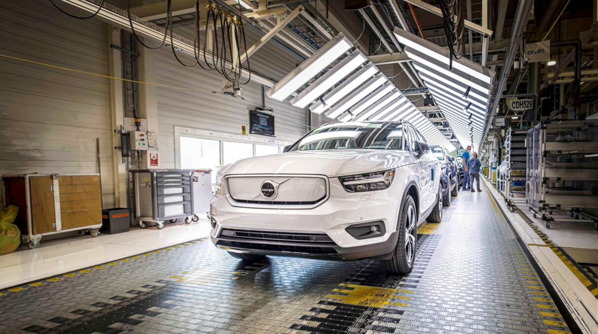 KLAR FOR KUNDENE: Volvo XC 40 Recharge som ren elbil skal nå sendes ut på markedet etter at godkjenningene er i orden. Foto: VOLVO CARS