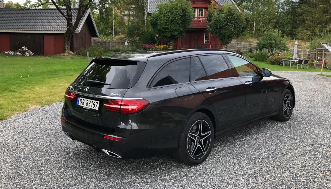 KLASSIKER: Mercedes E-klasse er kanskje verdens mest berømte stasjonsvogn. Men nå fases den ut til fordel for SUV-ene. KLASSIKER: Mercedes E-klasse er kanskje verdens mest berømte stasjonsvogn. Men nå fases den ut til fordel for SUV-ene.