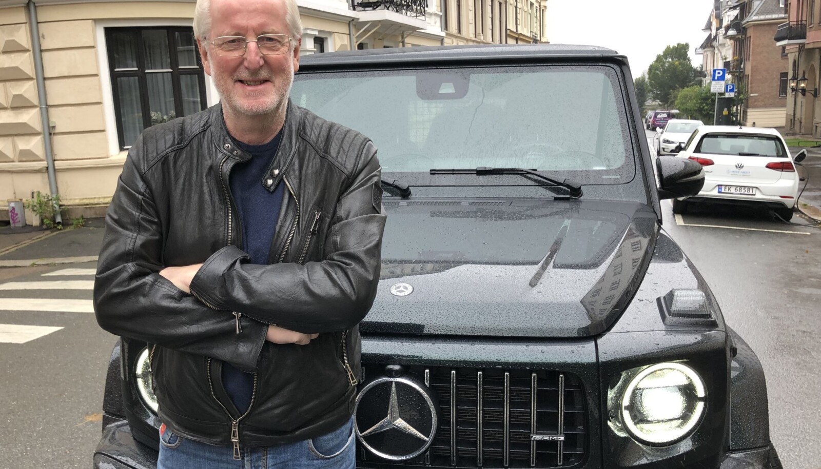 <b>TRYGGHETEN SELV: </b>Eyvind Hellstrøm føler trygghet i sin G-wagen. – Jeg kan kjøre Norge rundt så lenge det finnes bensinstasjoner, ler han. <b>TRYGGHETEN SELV: </b>Eyvind Hellstrøm føler trygghet i sin G-wagen. – Jeg kan kjøre Norge rundt så lenge det finnes bensinstasjoner, ler han.