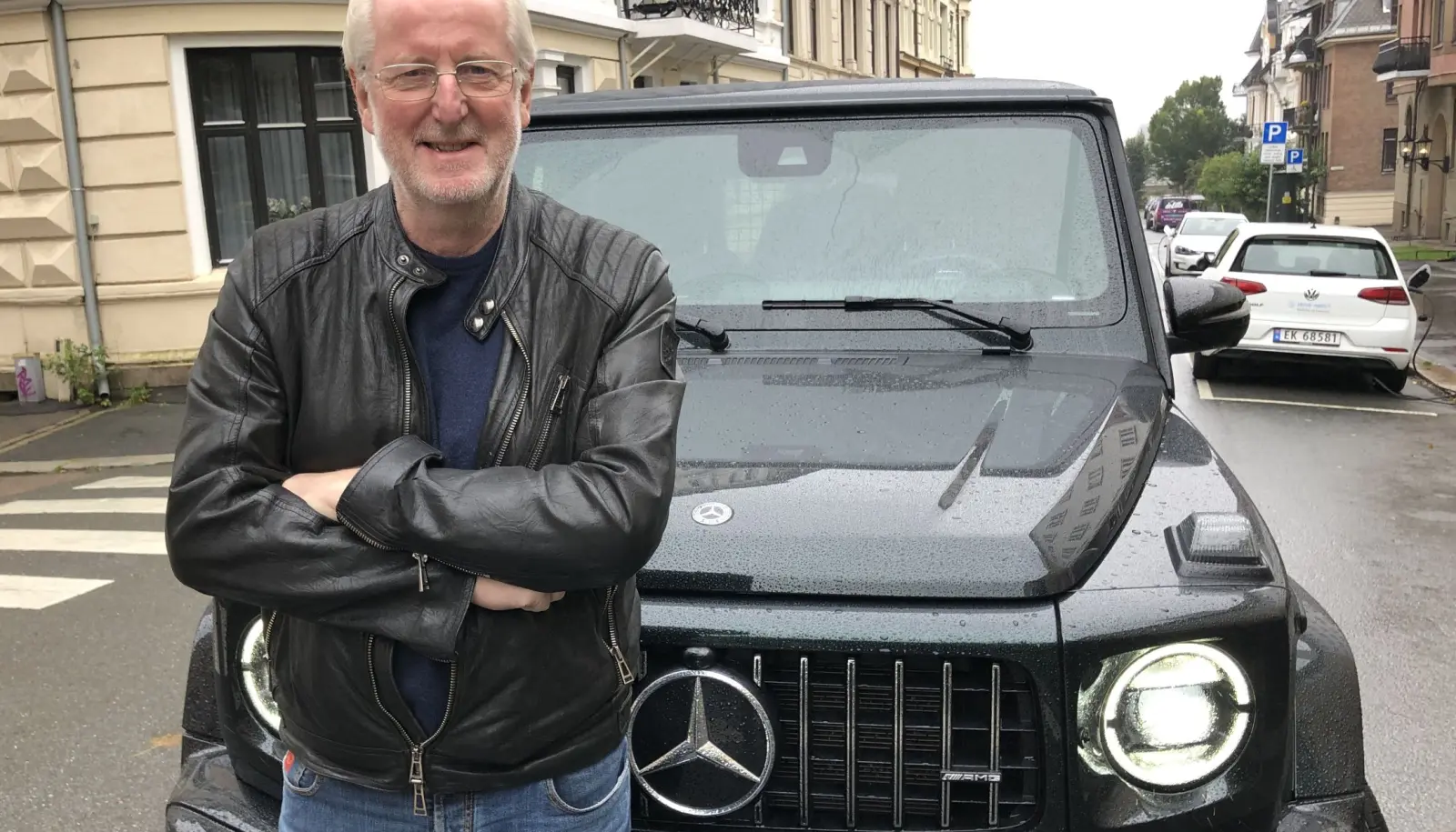 <b>TRYGGHETEN SELV: </b>Eyvind Hellstrøm føler trygghet i sin G-wagen. – Jeg kan kjøre Norge rundt så lenge det finnes bensinstasjoner, ler han. <b>TRYGGHETEN SELV: </b>Eyvind Hellstrøm føler trygghet i sin G-wagen. – Jeg kan kjøre Norge rundt så lenge det finnes bensinstasjoner, ler han.