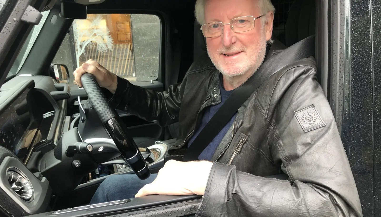 <b>MITT ANDRE HJEM: </b>Riks-kokk Eyvind Hellstrøm sitter godt i kapteinsetet i sin nokså nye Geländewagen med 700 hester. <b>MITT ANDRE HJEM: </b>Riks-kokk Eyvind Hellstrøm sitter godt i kapteinsetet i sin nokså nye Geländewagen med 700 hester.