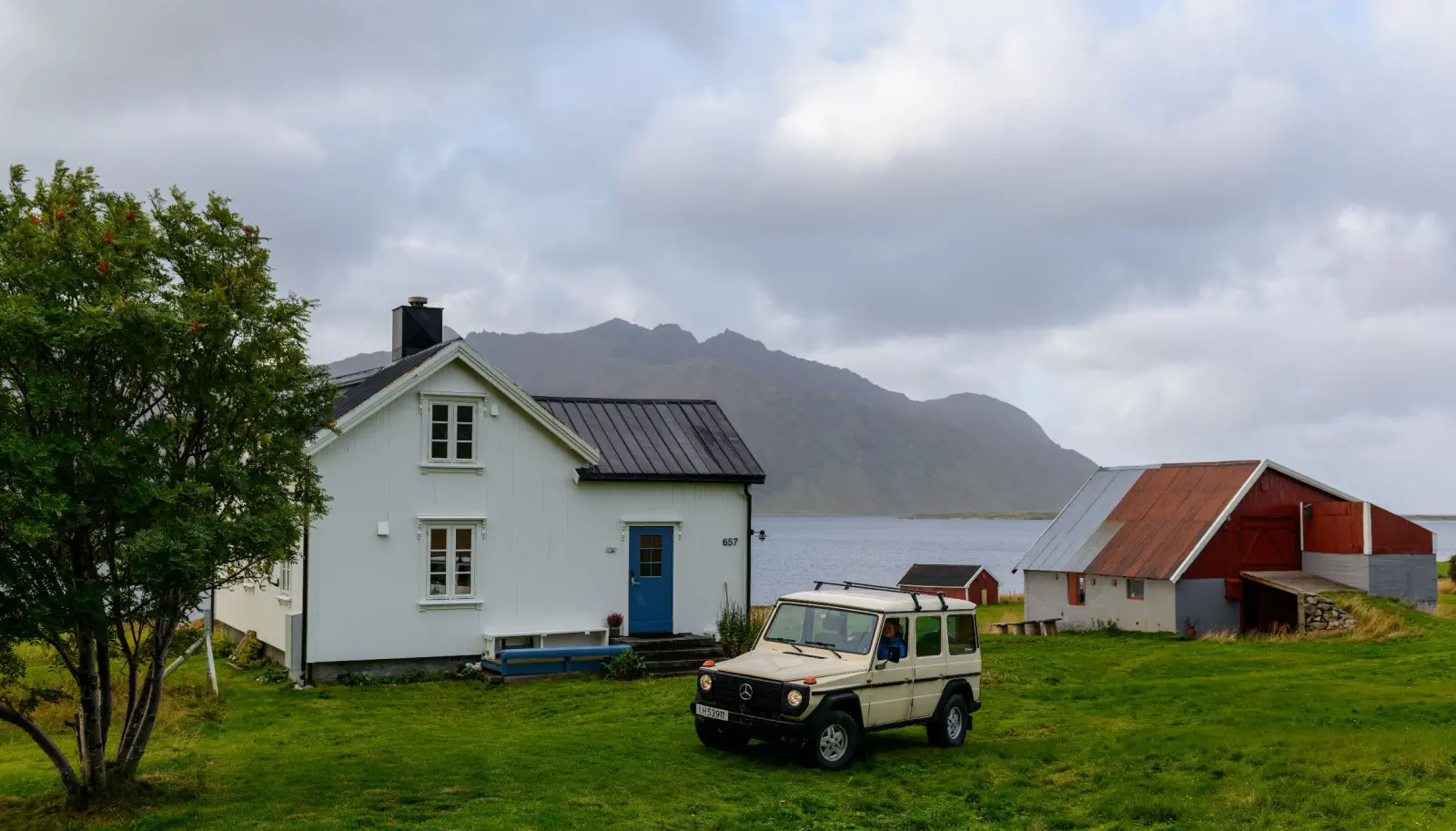 <b>ALTMULIGBIL: </b>Martine Løvold og familien har en røff 1984-modell Mercedes 230GE stasjonert på feriestedet i Lofoten. Der brukes den til alt fra familiebil til traktor. <b>ALTMULIGBIL: </b>Martine Løvold og familien har en røff 1984-modell Mercedes 230GE stasjonert på feriestedet i Lofoten. Der brukes den til alt fra familiebil til traktor.