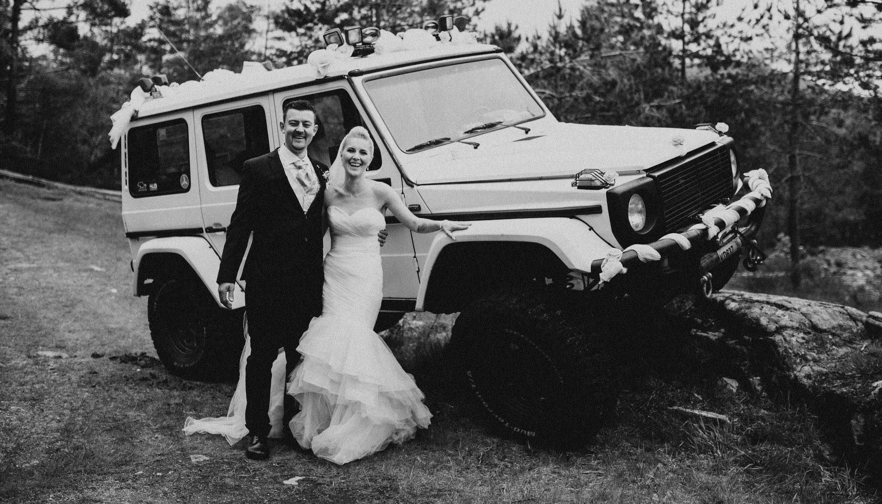 EVIG VÅR: Ørjan og Linda Moi-Heggernes gjorde stas på en av familiens to Geländewagen da de giftet seg i 2019. Brudekjolen tok ikke farge av «gjørmebryteren» i bakgrunnen.
