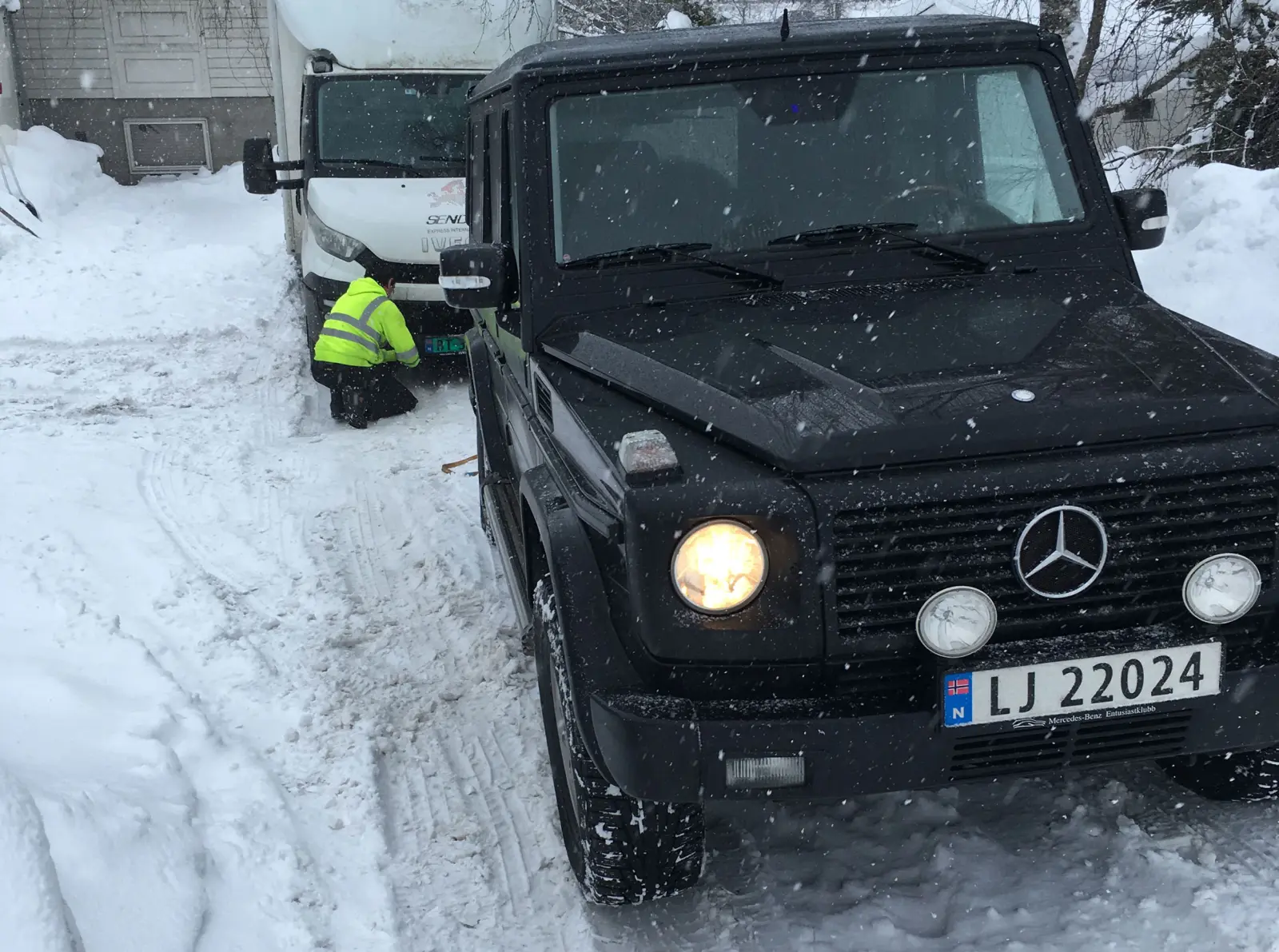 <b>VENN I NØDEN:</b> Dagen da en svær budbil kjørte seg fast utenfor hjemmet til Astri Sjuls tok hun affære og fikk sjåføren og kolossen løs – ved hjelp av resolutt trekkraft fra sin Geländewagen <b>VENN I NØDEN:</b> Dagen da en svær budbil kjørte seg fast utenfor hjemmet til Astri Sjuls tok hun affære og fikk sjåføren og kolossen løs – ved hjelp av resolutt trekkraft fra sin Geländewagen