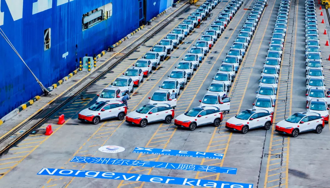 KLAR FOR NORGE: Hundrevis av skattefrie Xpeng G3-biler på havna i Kina klar for transport til Norge.