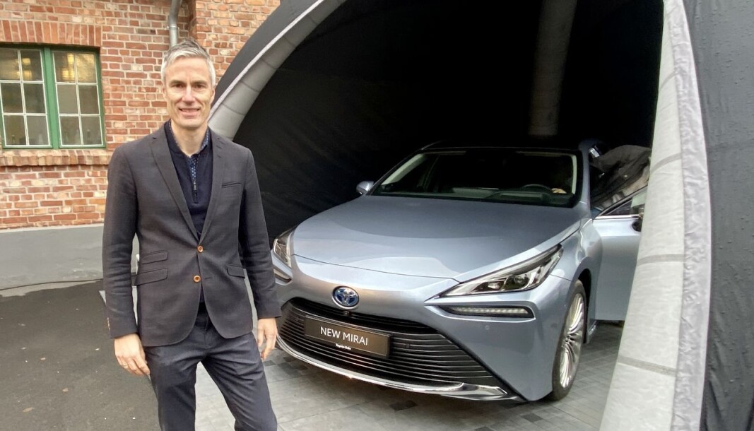 LEVERINGSTART OVER NYTTÅR: Informasjonssjef Espen Olsen i Toyota Norge med hydrogenbilen Mirai. LEVERINGSTART OVER NYTTÅR: Informasjonssjef Espen Olsen i Toyota Norge med hydrogenbilen Mirai.