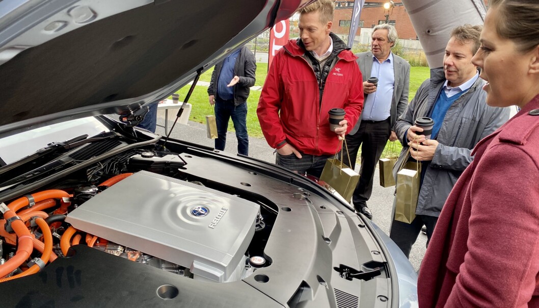 <b>ET BLIKK PÅ FREMTIDEN: </b>Bjørn Simonsen, informasjonsdirektør i NEL, Steffen Møller-Holst, markedsdirektør i SINTEF og Lene Westgaard-Halle, stortingsrepresentant for Høyre rundt motorrommet på nye Toyota Mirai. <b>ET BLIKK PÅ FREMTIDEN: </b>Bjørn Simonsen, informasjonsdirektør i NEL, Steffen Møller-Holst, markedsdirektør i SINTEF og Lene Westgaard-Halle, stortingsrepresentant for Høyre rundt motorrommet på nye Toyota Mirai.