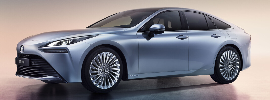 <b>…OG NÅ:</b> Toyota Mirai 2020-modell. <b>…OG NÅ:</b> Toyota Mirai 2020-modell.
