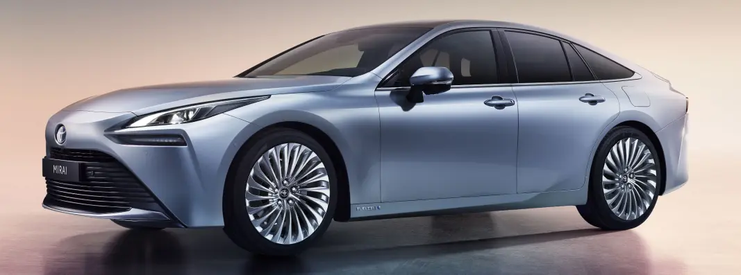 <b>…OG NÅ:</b> Toyota Mirai 2020-modell. <b>…OG NÅ:</b> Toyota Mirai 2020-modell.
