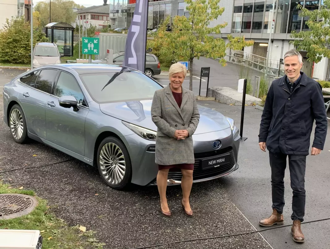 ALTERNATIVET: Siv Jensen syntes åpenbart møtet med Toyotas nye hydrogenbil, Mirai 2, var interessant. Her sammen med Espen Olsen, informasjonssjef i Toyota Norge.