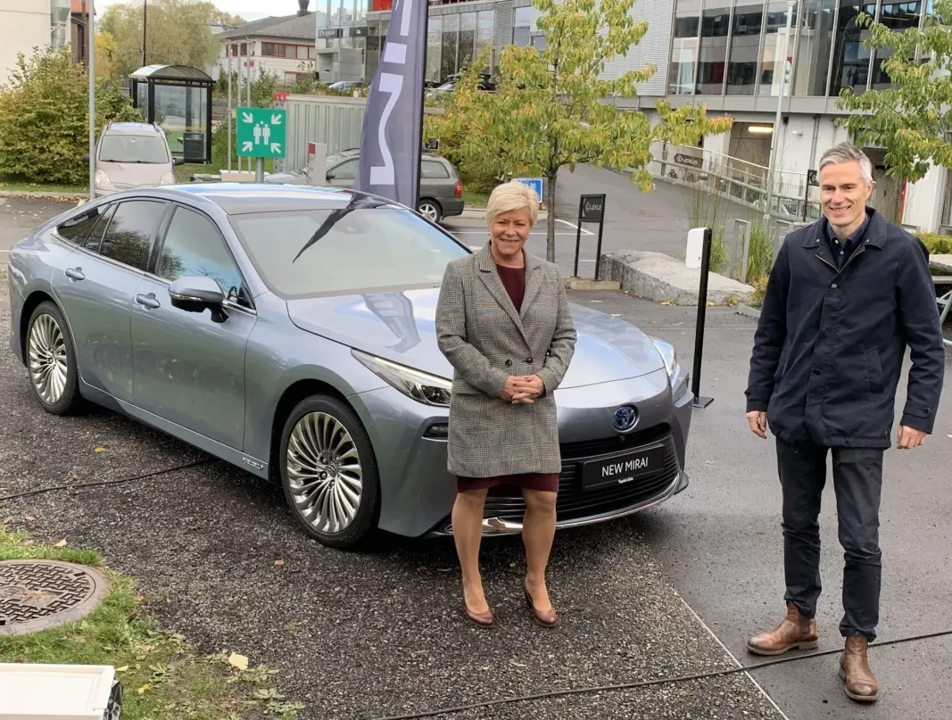ALTERNATIVET: Siv Jensen syntes åpenbart møtet med Toyotas nye hydrogenbil, Mirai 2, var interessant. Her sammen med Espen Olsen, informasjonssjef i Toyota Norge. ALTERNATIVET: Siv Jensen syntes åpenbart møtet med Toyotas nye hydrogenbil, Mirai 2, var interessant. Her sammen med Espen Olsen, informasjonssjef i Toyota Norge.