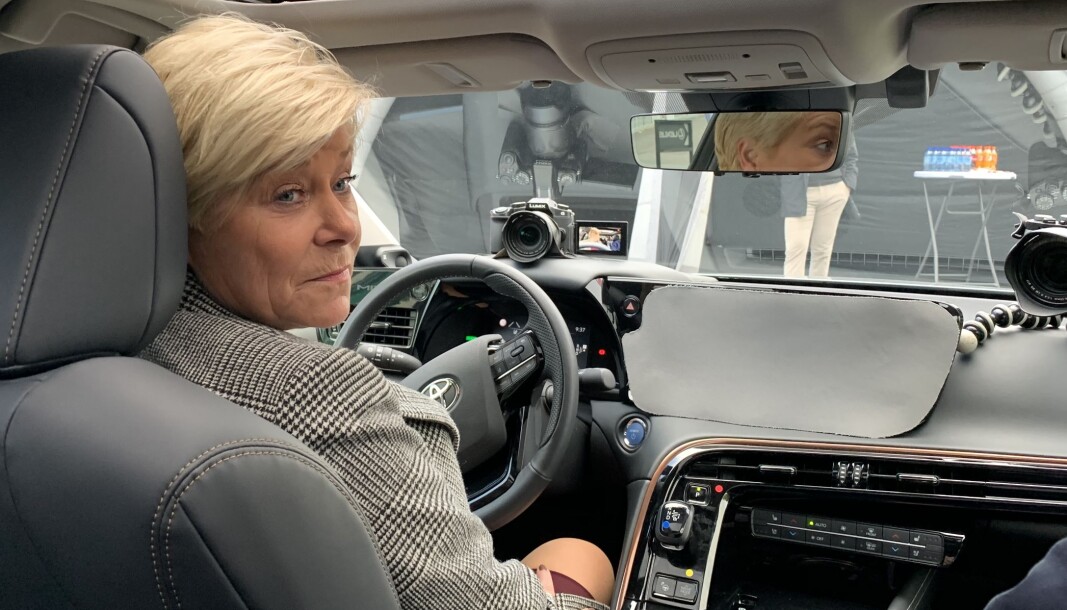 PRØVER HYDROGENBIL: Under en kjøretur med nye Toyota Mirai lar den tidligere finansministeren det falle noen ord om avgiftsendringene. PRØVER HYDROGENBIL: Under en kjøretur med nye Toyota Mirai lar den tidligere finansministeren det falle noen ord om avgiftsendringene.