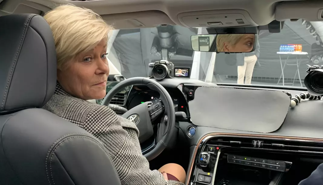 PRØVER HYDROGENBIL: Under en kjøretur med nye Toyota Mirai lar den tidligere finansministeren det falle noen ord om avgiftsendringene.