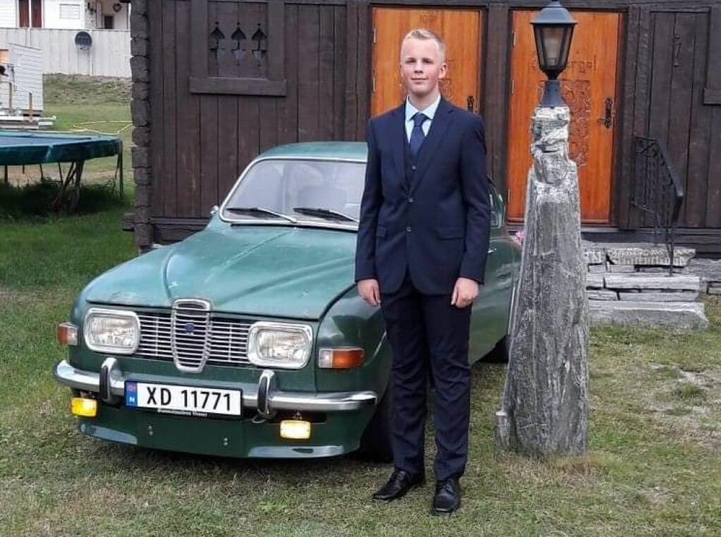 VELGJORT: 15-åringen har Alf Tore Forberg på kort tid infiltrert det lokale Saab-miljøet i Skjåk i Oppdal. Det meste av vedlikeholdet på hans egen, grønne Saab 96 V4 1969-modell fikser han likevel selv.