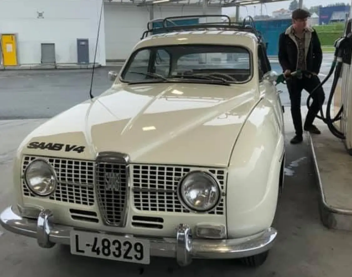 <b>PIT-STOP: </b>Mellom Sognefjorden og Hardanger lager vossingen Eivind Dæmring Styve mye god lyd: Han er medlem i to band og kjører sin hvite 1967-modell Saab 96 med V4-motor. <b>PIT-STOP: </b>Mellom Sognefjorden og Hardanger lager vossingen Eivind Dæmring Styve mye god lyd: Han er medlem i to band og kjører sin hvite 1967-modell Saab 96 med V4-motor.