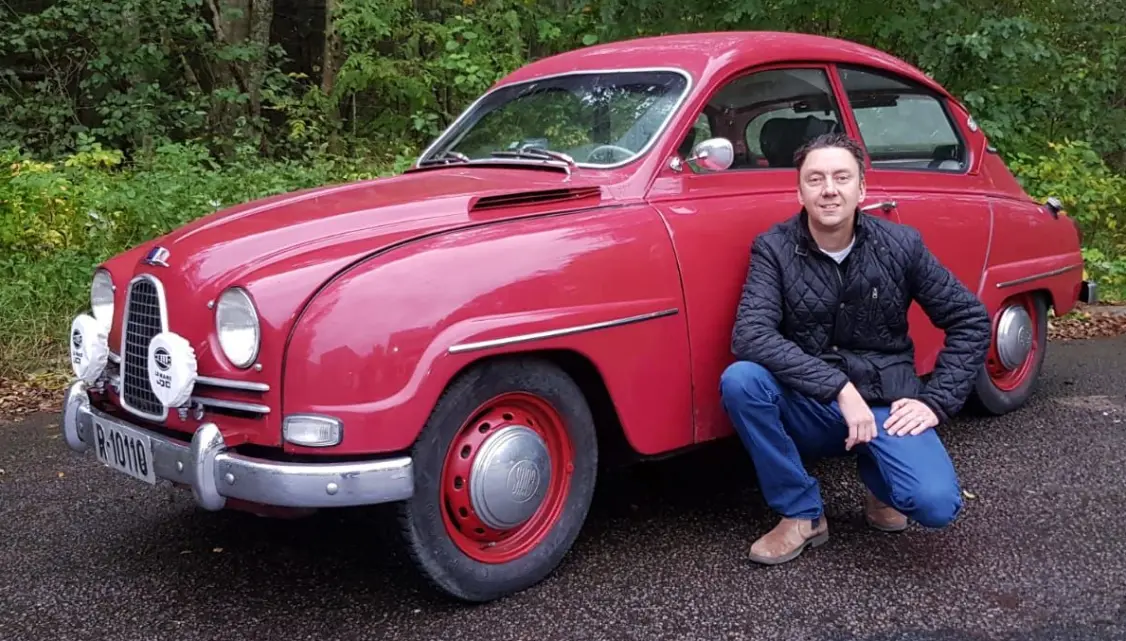 <b>KALLER PÅ SMILET: </b>Henning Skjølås jobber som innkjøper av frukt og grønt og kjører en 1961-modell Saab 96 med rødfarge som et fristende eple. Han hadde aldri trodd han skulle bli Saab-eier før en kollega tok han med på en prøvetur. <b>KALLER PÅ SMILET: </b>Henning Skjølås jobber som innkjøper av frukt og grønt og kjører en 1961-modell Saab 96 med rødfarge som et fristende eple. Han hadde aldri trodd han skulle bli Saab-eier før en kollega tok han med på en prøvetur.