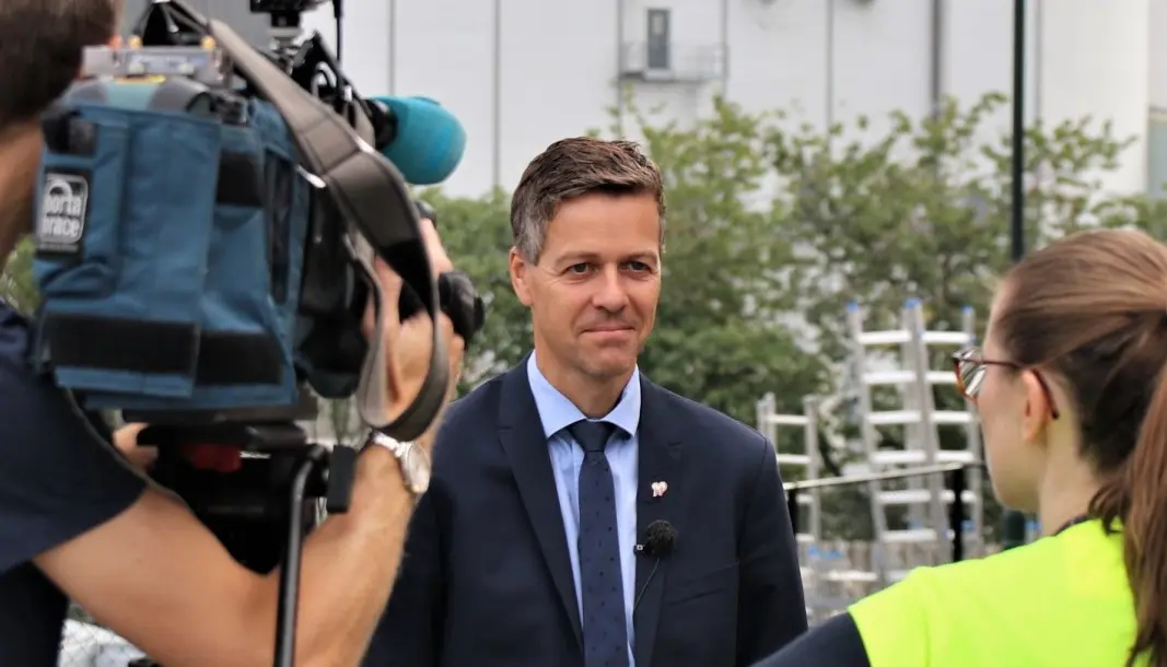 REDUSERER: – Vi reduserer bompengekostnadene, sier samferdselsminister Knut Arild Hareide. REDUSERER: – Vi reduserer bompengekostnadene, sier samferdselsminister Knut Arild Hareide.