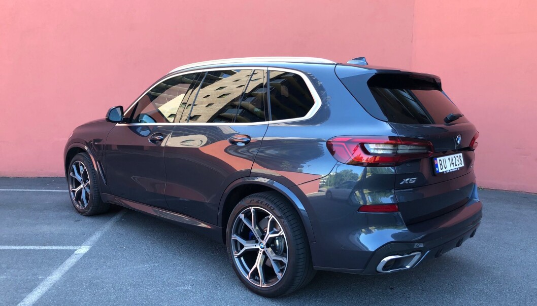 <span class=" font-weight-bold" data-lab-font_weight_desktop="font-weight-bold">NY TEKNOLOGI:</span> BMW har vært en pioner på «Run Flat» dekk, der man kan kjøre i rundt 80 kilometer i normalt landeveistempo selv etter at dekket er punktert. <span class=" font-weight-bold" data-lab-font_weight_desktop="font-weight-bold">NY TEKNOLOGI:</span> BMW har vært en pioner på «Run Flat» dekk, der man kan kjøre i rundt 80 kilometer i normalt landeveistempo selv etter at dekket er punktert.