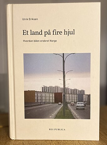 <b>«Et land på fire hjul»</b> er utgitt på forlaget Res Publica. <b>«Et land på fire hjul»</b> er utgitt på forlaget Res Publica.
