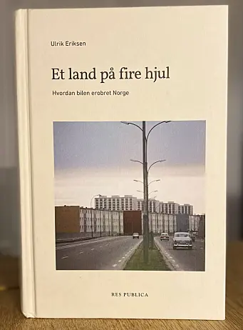 <b>«Et land på fire hjul»</b> er utgitt på forlaget Res Publica. <b>«Et land på fire hjul»</b> er utgitt på forlaget Res Publica.