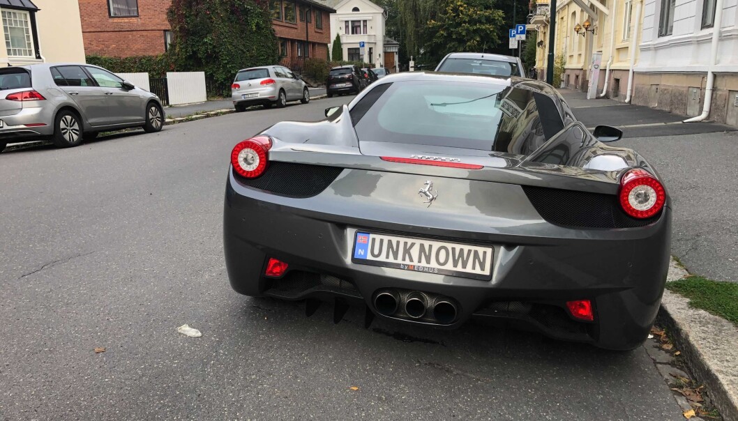 <b>BAKFRA</b>: Slik ser Ferrarien ut bakfra. <b>BAKFRA</b>: Slik ser Ferrarien ut bakfra.