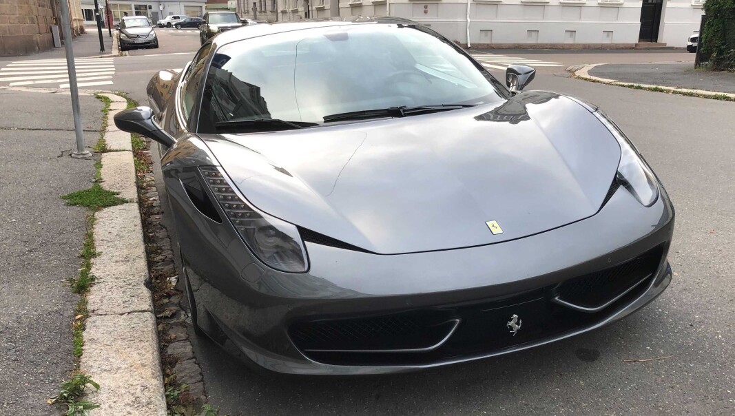 FIN BIL: Ferrari med de to Ferrari-logoene foran, men uten registreringsskiltet. FIN BIL: Ferrari med de to Ferrari-logoene foran, men uten registreringsskiltet.