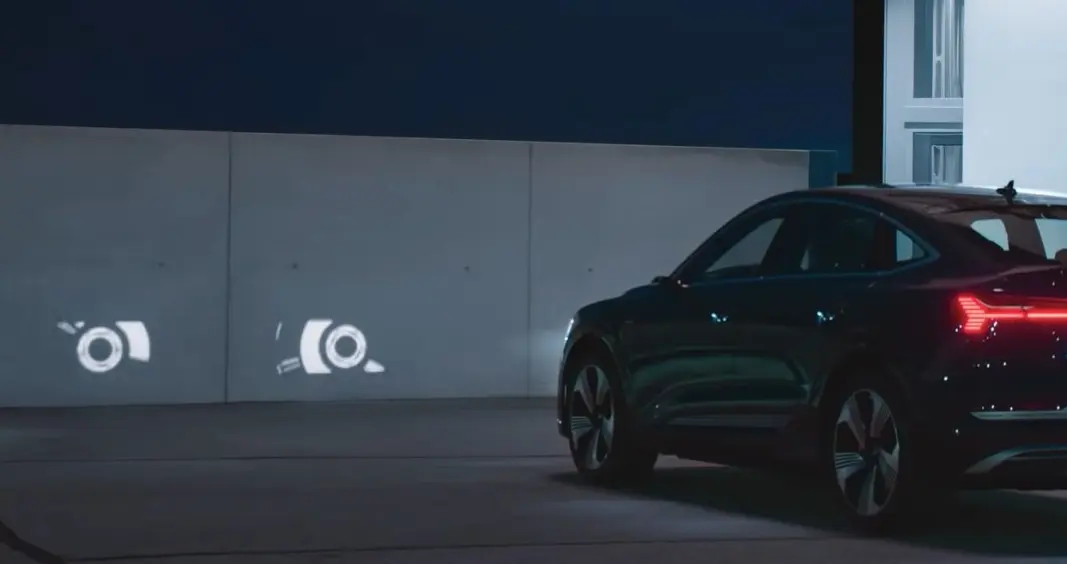 LEVENDE BILDER: Med den nye digital matrix LED-teknologien kan Audi-lyktene bli filmfremvisere. For eksempel. LEVENDE BILDER: Med den nye digital matrix LED-teknologien kan Audi-lyktene bli filmfremvisere. For eksempel.
