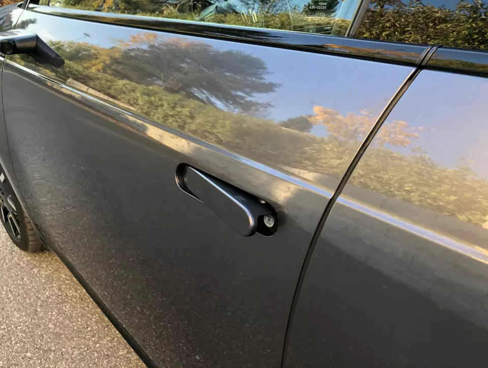 KLØNETE: De utvendige dørhåndtakene presenterer seg når du kommer med nøkkelen i lomma. Men deretter må du åpne dem manuelt hvis du går ut og inn av bilen – og da er de særdeles klønete å bruke.