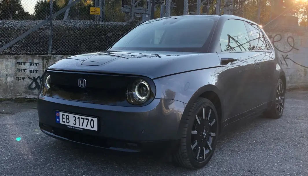 <span class=" font-weight-bold" data-lab-font_weight_desktop="font-weight-bold">LITE PROBLEMER:</span> Lille elektriske Honda e får kun rustbeskyttelse fra fabrikk. Det fungerer bra, mener Honda-representantene i Norge. <span class=" font-weight-bold" data-lab-font_weight_desktop="font-weight-bold">LITE PROBLEMER:</span> Lille elektriske Honda e får kun rustbeskyttelse fra fabrikk. Det fungerer bra, mener Honda-representantene i Norge.