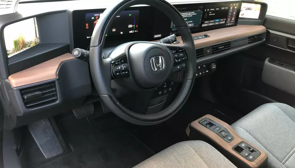 STORSKJERMØR: Lille Honda e har skjermer i hele bilens bredde, og høy kvalitet – i motsetning til den større SUV-en CR-V.