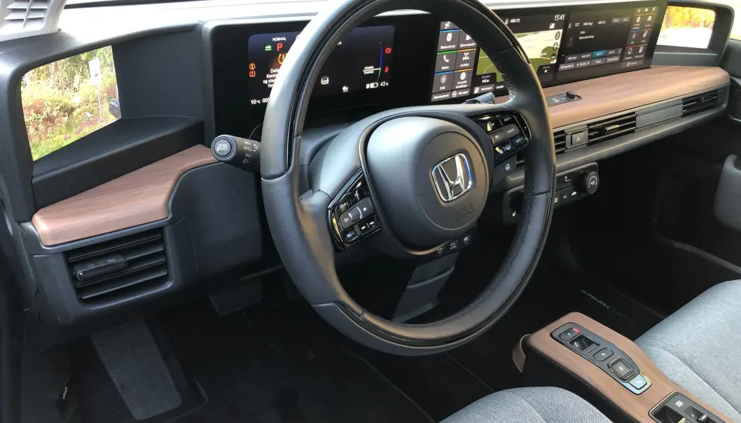 <span class=" font-weight-bold" data-lab-font_weight_desktop="font-weight-bold">SMITTENDE KJØREGLEDE: </span>Du blir glad av å sitte bak rattet i en Honda e, og kjøregleden smitter. Det gjør nok dessverre også koronaviruset, uavhengig av kupéfilteret. <span class=" font-weight-bold" data-lab-font_weight_desktop="font-weight-bold">SMITTENDE KJØREGLEDE: </span>Du blir glad av å sitte bak rattet i en Honda e, og kjøregleden smitter. Det gjør nok dessverre også koronaviruset, uavhengig av kupéfilteret.