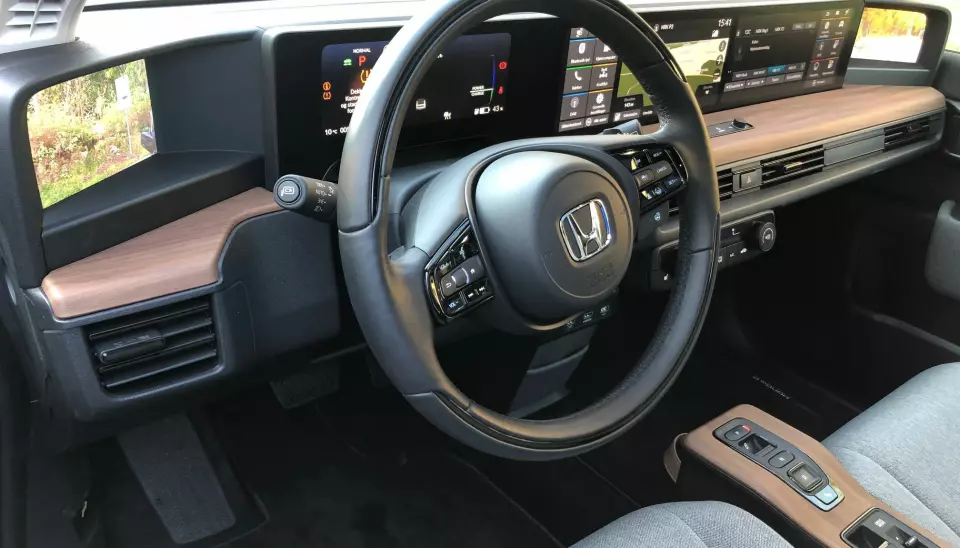 STORSKJERMØR: Lille Honda e har et ab bilverdens mest spektakulære instrumentpanel, med skjermer hele veien, inkludert kameraspeil.