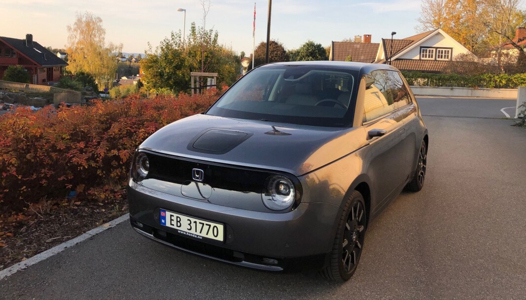 <span class=" font-weight-bold" data-lab-font_weight_desktop="font-weight-bold">SJARMØR: </span>Honda e har mange kvaliteter, men sikkerhetsmessig har den en del å gå på. Fire av fem stjerner er ikke bra nok for en produsent som vanligvis imponerer i disse testene. <span class=" font-weight-bold" data-lab-font_weight_desktop="font-weight-bold">SJARMØR: </span>Honda e har mange kvaliteter, men sikkerhetsmessig har den en del å gå på. Fire av fem stjerner er ikke bra nok for en produsent som vanligvis imponerer i disse testene.