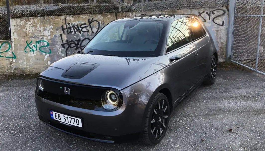 <span class="font-weight-bold" data-lab-font_weight_desktop="font-weight-bold">HONDA E:</span> Det aller morsomste på lille Honda e er veldig stort, nemlig den digitale delen av dashbordet – som går fra dør til dør (bildet under). <span class="font-weight-bold" data-lab-font_weight_desktop="font-weight-bold">HONDA E:</span> Det aller morsomste på lille Honda e er veldig stort, nemlig den digitale delen av dashbordet – som går fra dør til dør (bildet under).