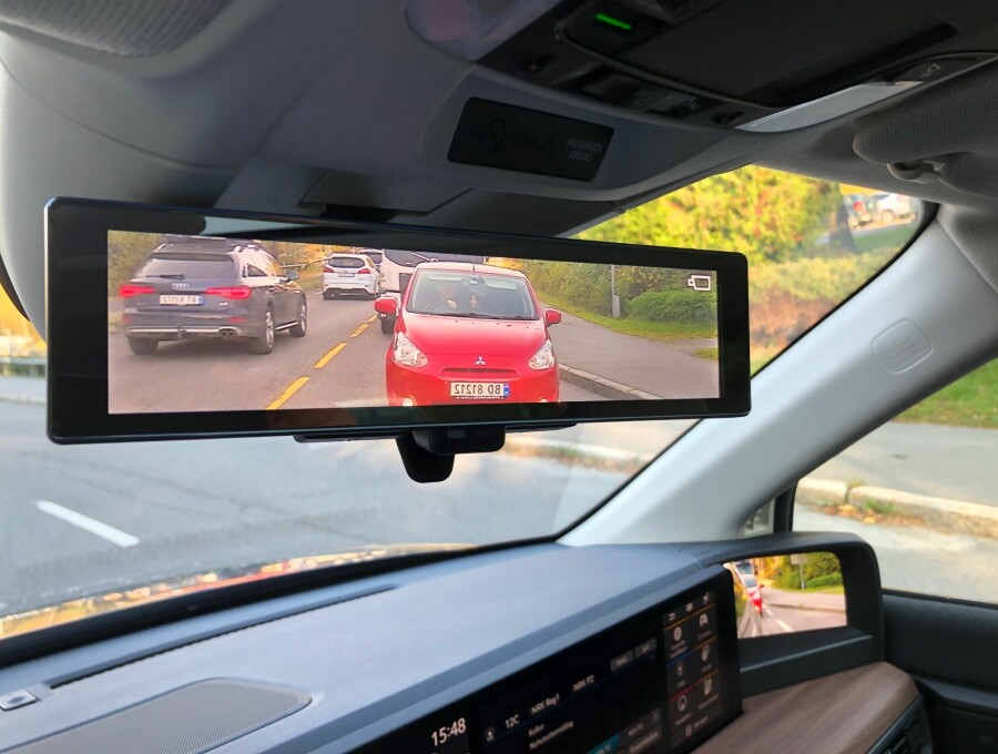 KAMERA: Også det innvendige speilet kan kobles til et utvendig kamera. Bra hvis bilen er full av bagasje eller passasjerer som ødelegger sikten bakover.