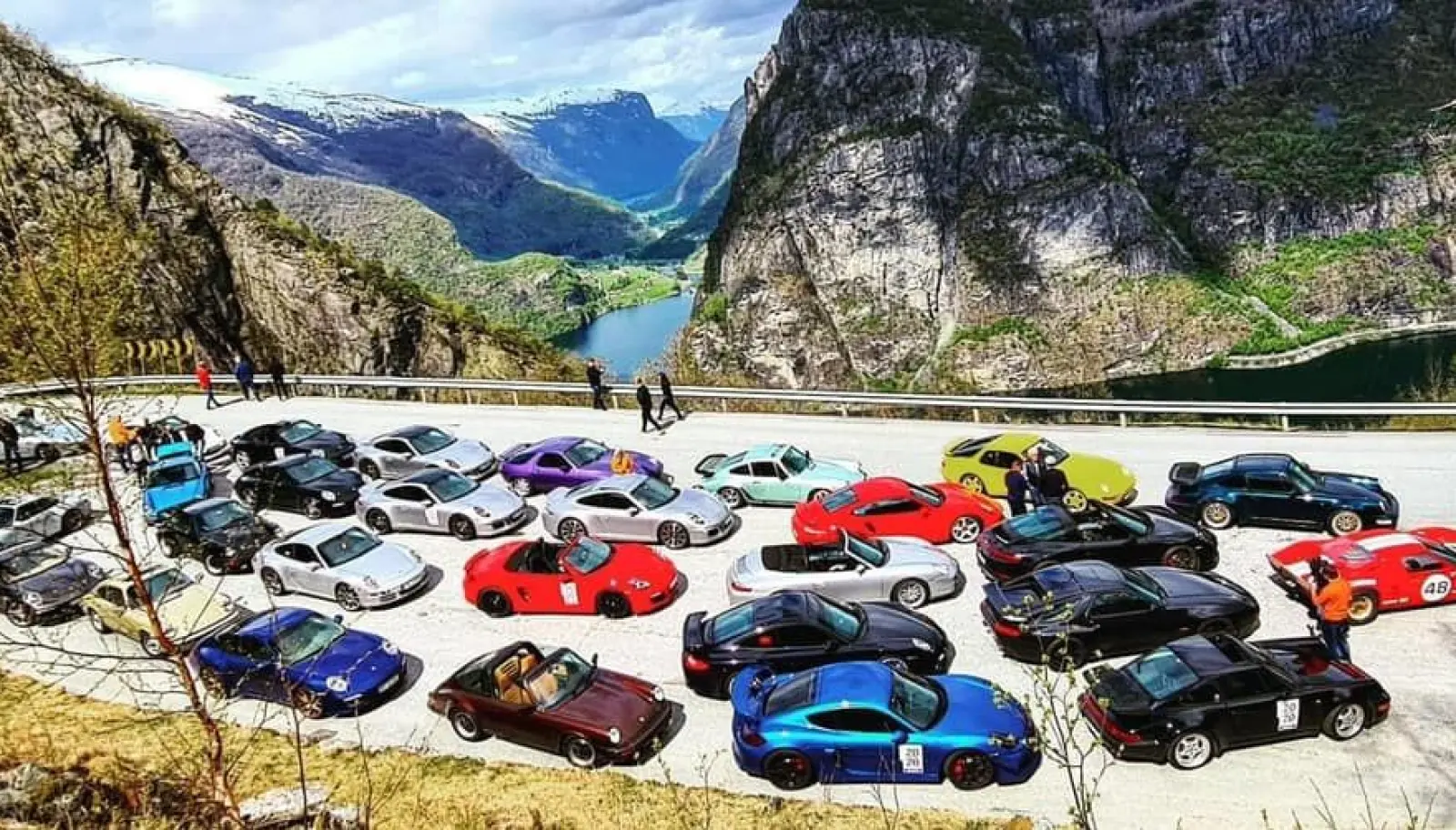 <b>TREFF I HØYDEN: </b>Kari Huebner fra Oslo liker å kjøre på bane, og føler seg hjemme på svingete fjellveier, på tur med andre Porsche-entusiaster. <b>TREFF I HØYDEN: </b>Kari Huebner fra Oslo liker å kjøre på bane, og føler seg hjemme på svingete fjellveier, på tur med andre Porsche-entusiaster.