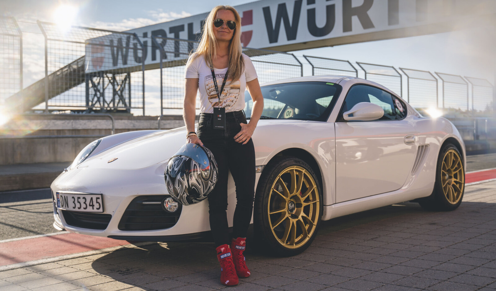 <b>VIL HA MED FLERE JENTER: </b>Simone Mellegaard kan skru bil og i beste fall kjøre fra stimen av mannfolka med langt dyrere og raskere Porsche-modeller. Ofte er hun eneste kvinne blant hundrevis av mannfolk på banedager. <b>VIL HA MED FLERE JENTER: </b>Simone Mellegaard kan skru bil og i beste fall kjøre fra stimen av mannfolka med langt dyrere og raskere Porsche-modeller. Ofte er hun eneste kvinne blant hundrevis av mannfolk på banedager.