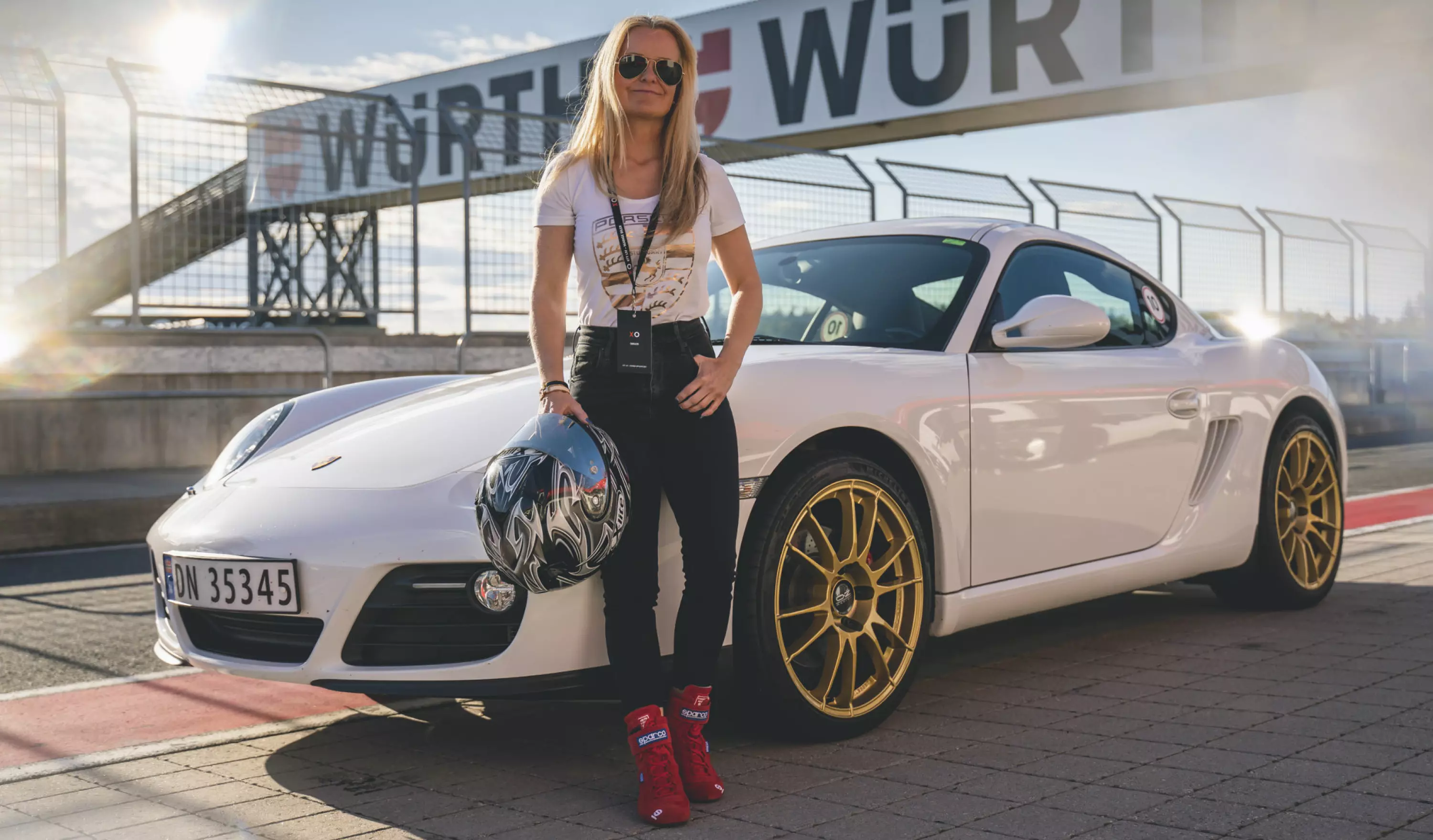 VIL HA MED FLERE JENTER: Simone Mellegaard kan skru bil og i beste fall kjøre fra stimen av mannfolka med langt dyrere og raskere Porsche-modeller. Ofte er hun eneste kvinne blant hundrevis av mannfolk på banedager.