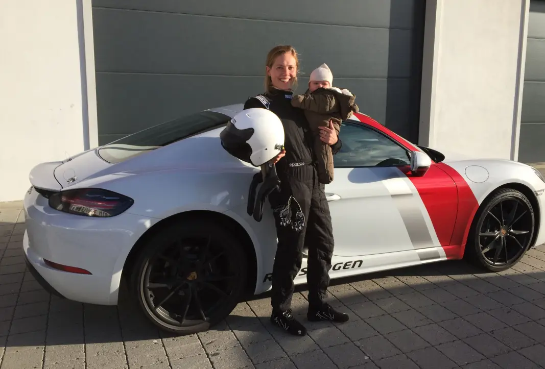 TIDLIG KRØKES: Siri Yran foran sin Cayman med datteren Agnes på armen. TIDLIG KRØKES: Siri Yran foran sin Cayman med datteren Agnes på armen.