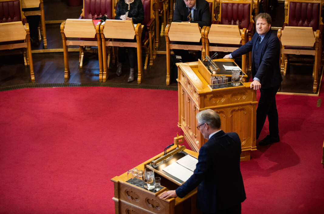 «LURERI»: Sigbjørn Gjelsvik, Sp (øverst) i replikkordskifte med Frps Hans Andreas Limi. «LURERI»: Sigbjørn Gjelsvik, Sp (øverst) i replikkordskifte med Frps Hans Andreas Limi.