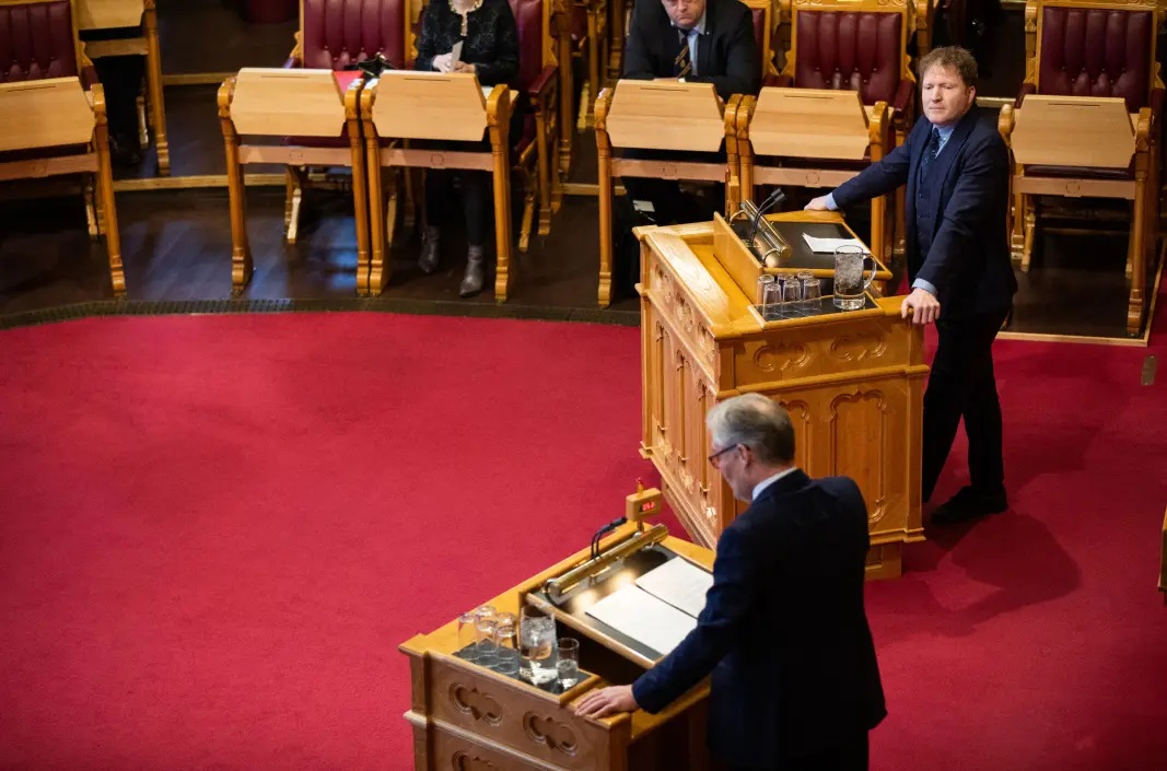 «LURERI»: Sigbjørn Gjelsvik, Sp (øverst) i replikkordskifte med Frps Hans Andreas Limi. «LURERI»: Sigbjørn Gjelsvik, Sp (øverst) i replikkordskifte med Frps Hans Andreas Limi.